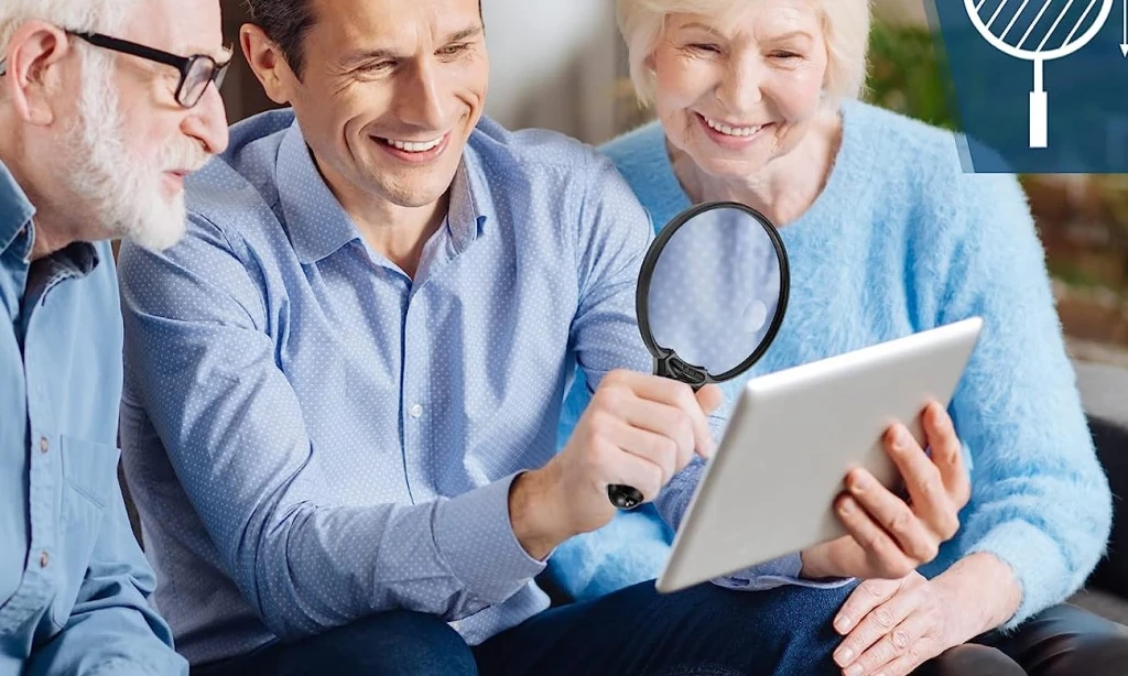 Magnifying glass with light