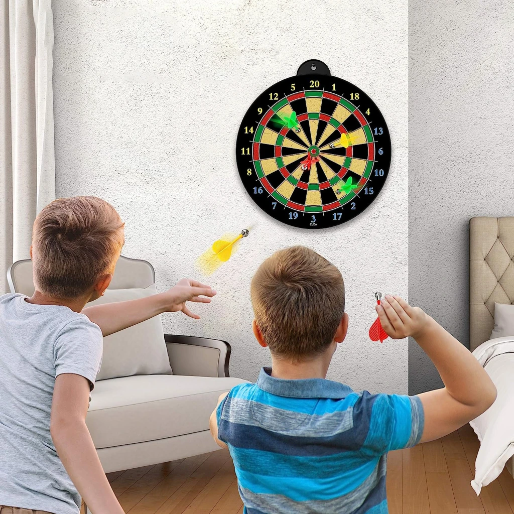 Magnetic dart board